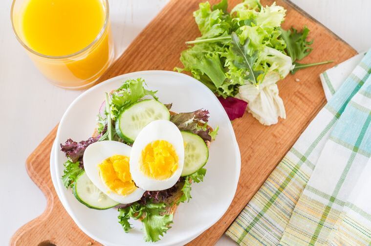 Salatalık ve haşlanmış yumurta salatası