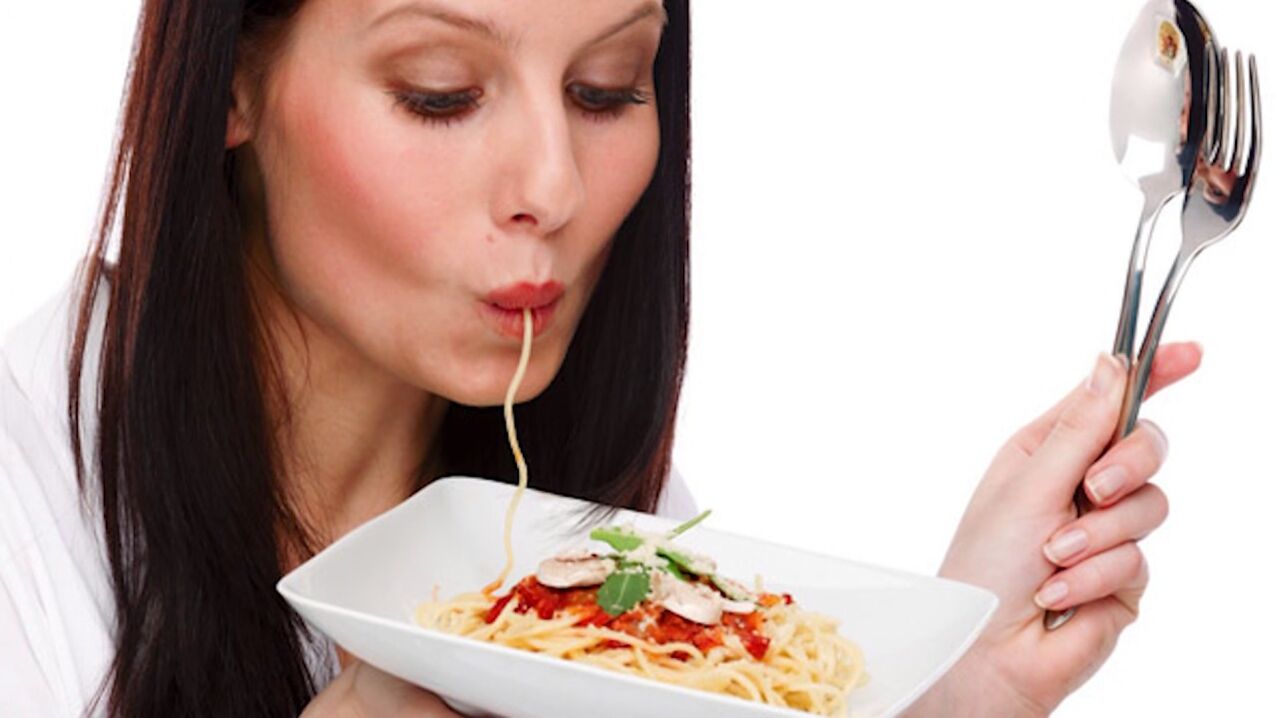 Kadın göbek zayıflamak için spagetti yiyor